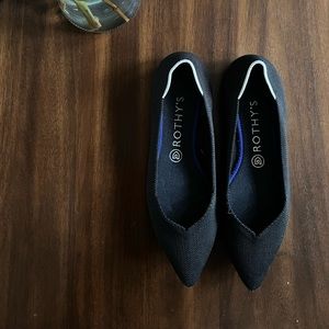 Sz 8 Black Rothy’s The Point Flats